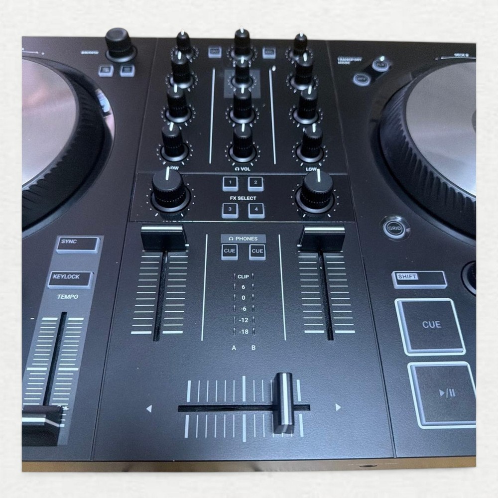 Native Instruments Traktor Kontrol S2 MK3 DJ Controller Tabletop 2-Channel Black