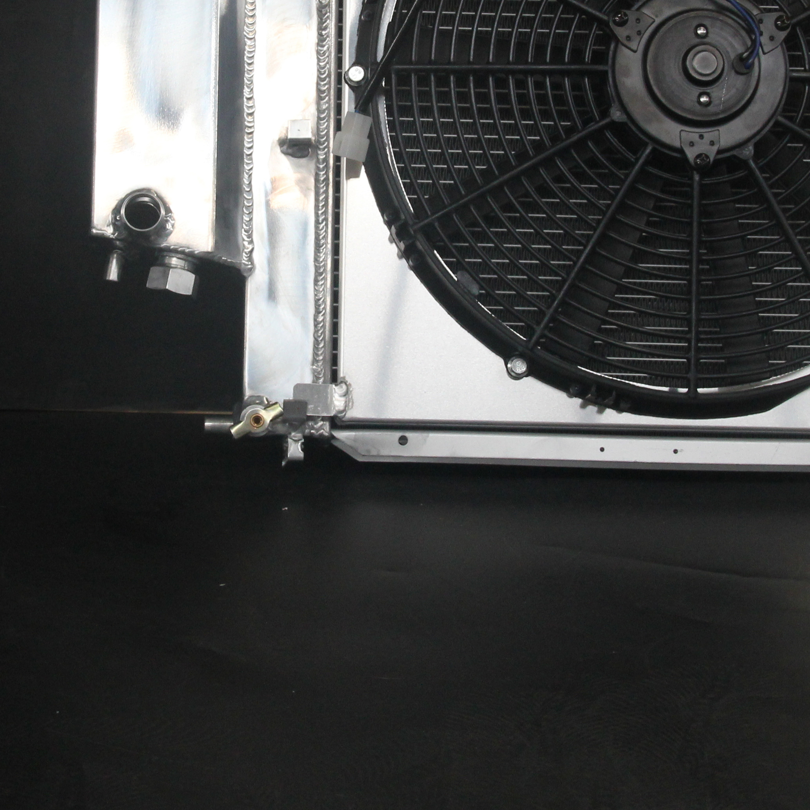 Radiator+Fan Shroud For 1991-2000 BMW Z3 318ti 318is 318i 2.0L 1.9L 1.8L MT 1295