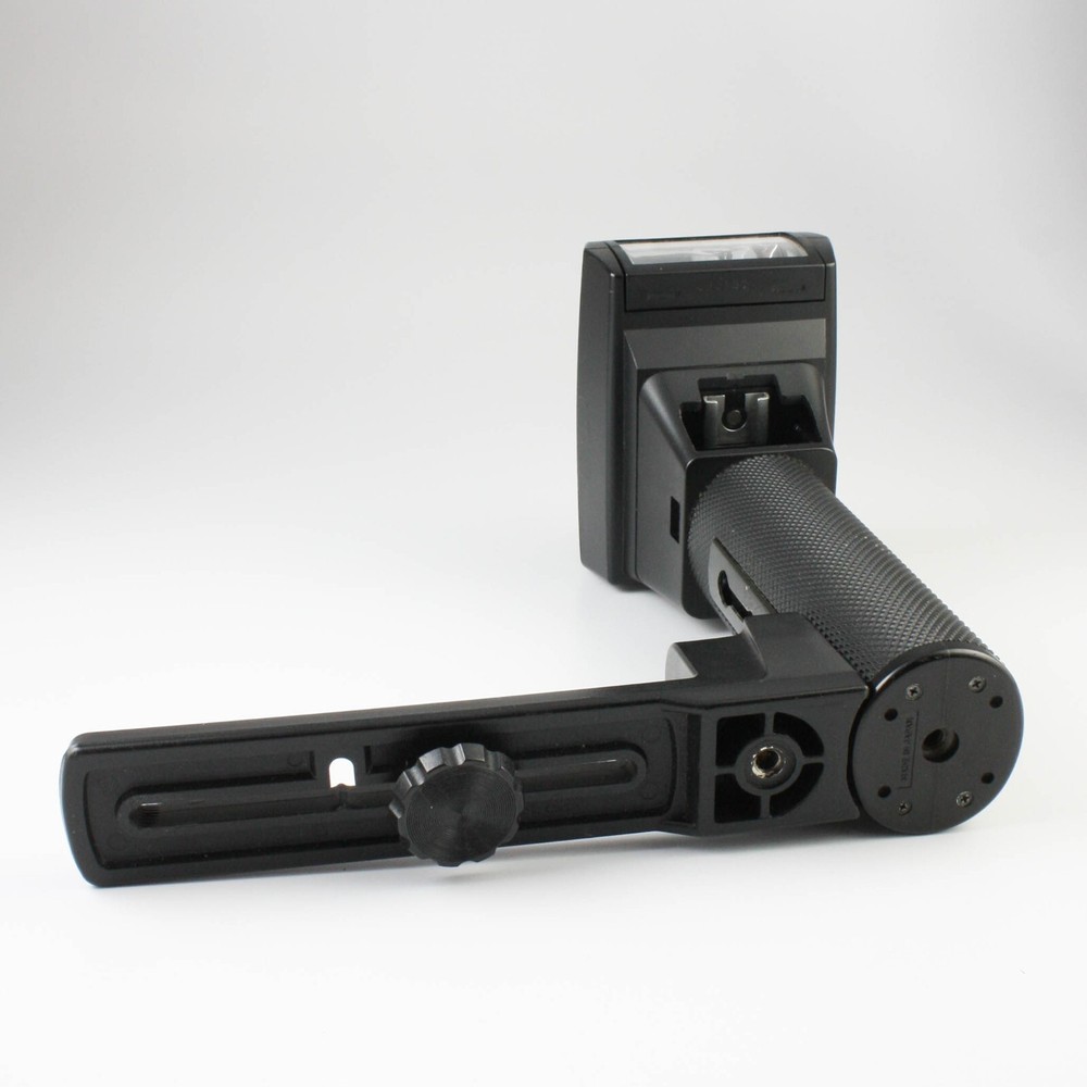 "Popular" Flash Unit - With Bracket - Made in Japan - Tested