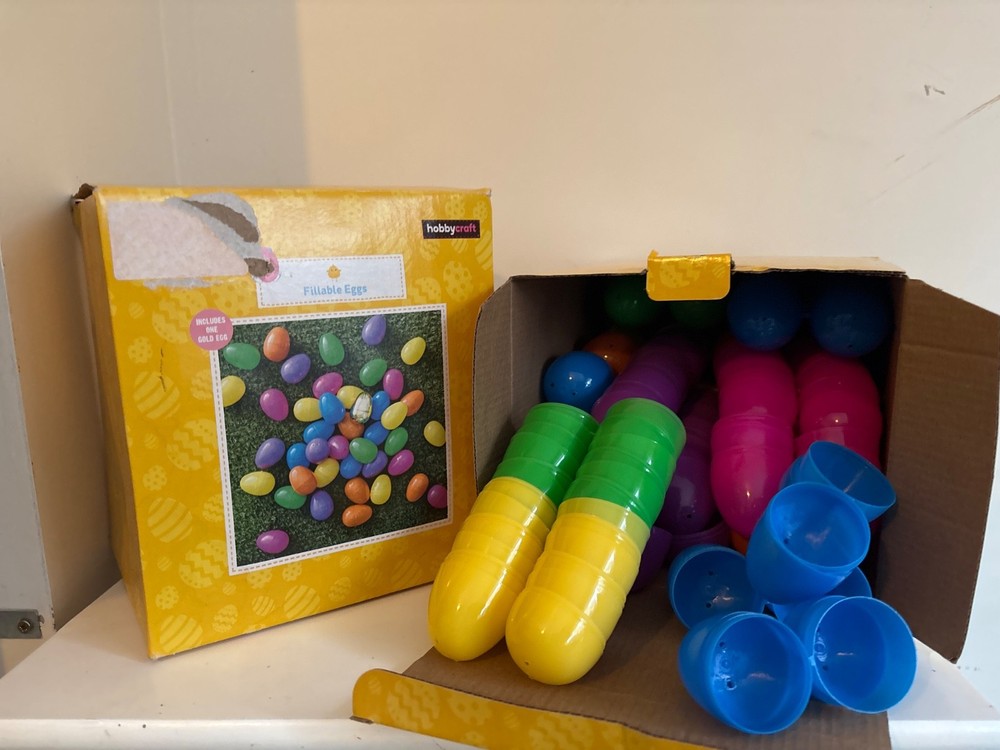 2 X HOBBYCRAFT 100 PACK REFILLABLE EGGS(INCLUDE 1 GOLD EGG) EASTER EGG HUNT