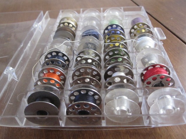 VINTAGE SEWING MACHINE BOBBINS & CASE