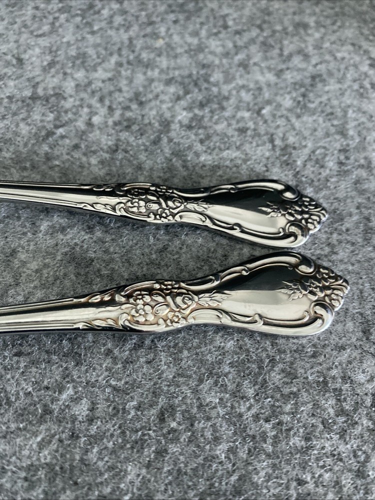 2 Oneida Distinction KENNETT SQUARE Stainless HH Pierced Serving Spoons Flatware