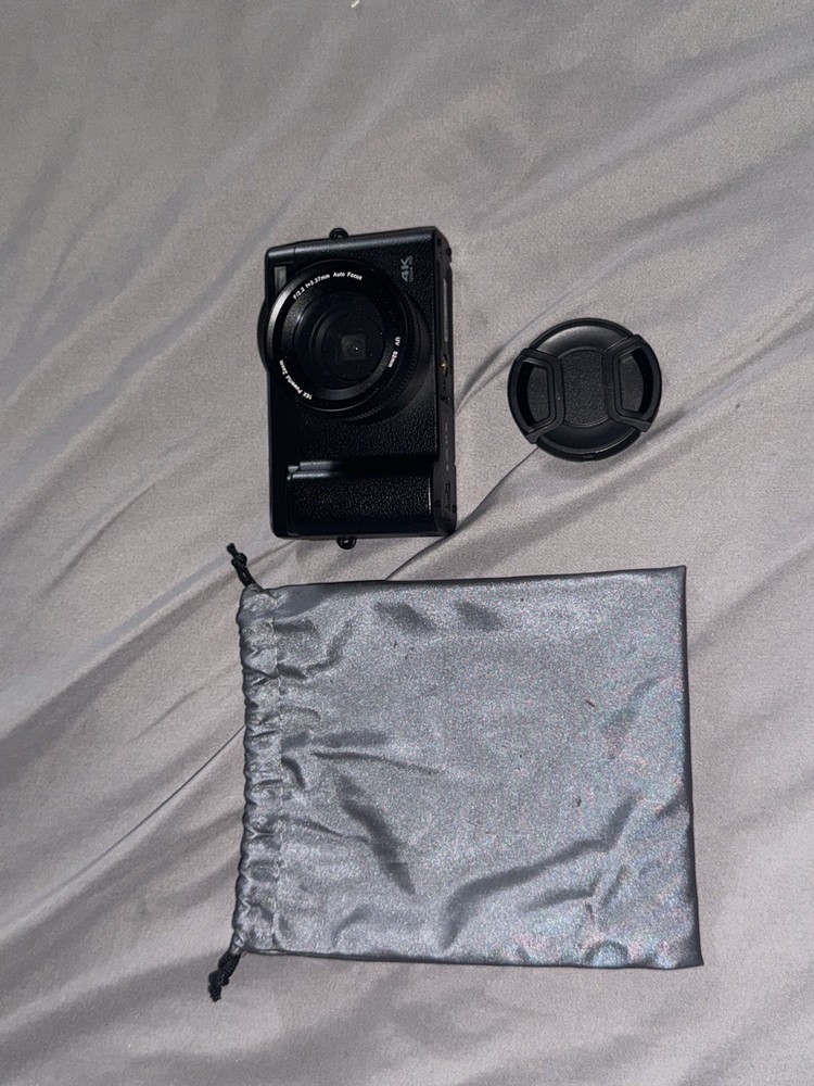 Compact Digital Camera Black, Tiltable Screen, Built-in Flash, USB