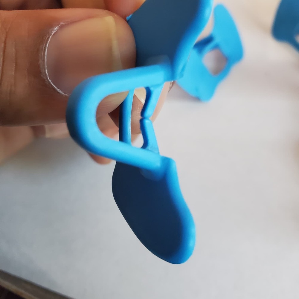 Clip-On Pinless Blinders for Poultry - Plastic Binders with Built