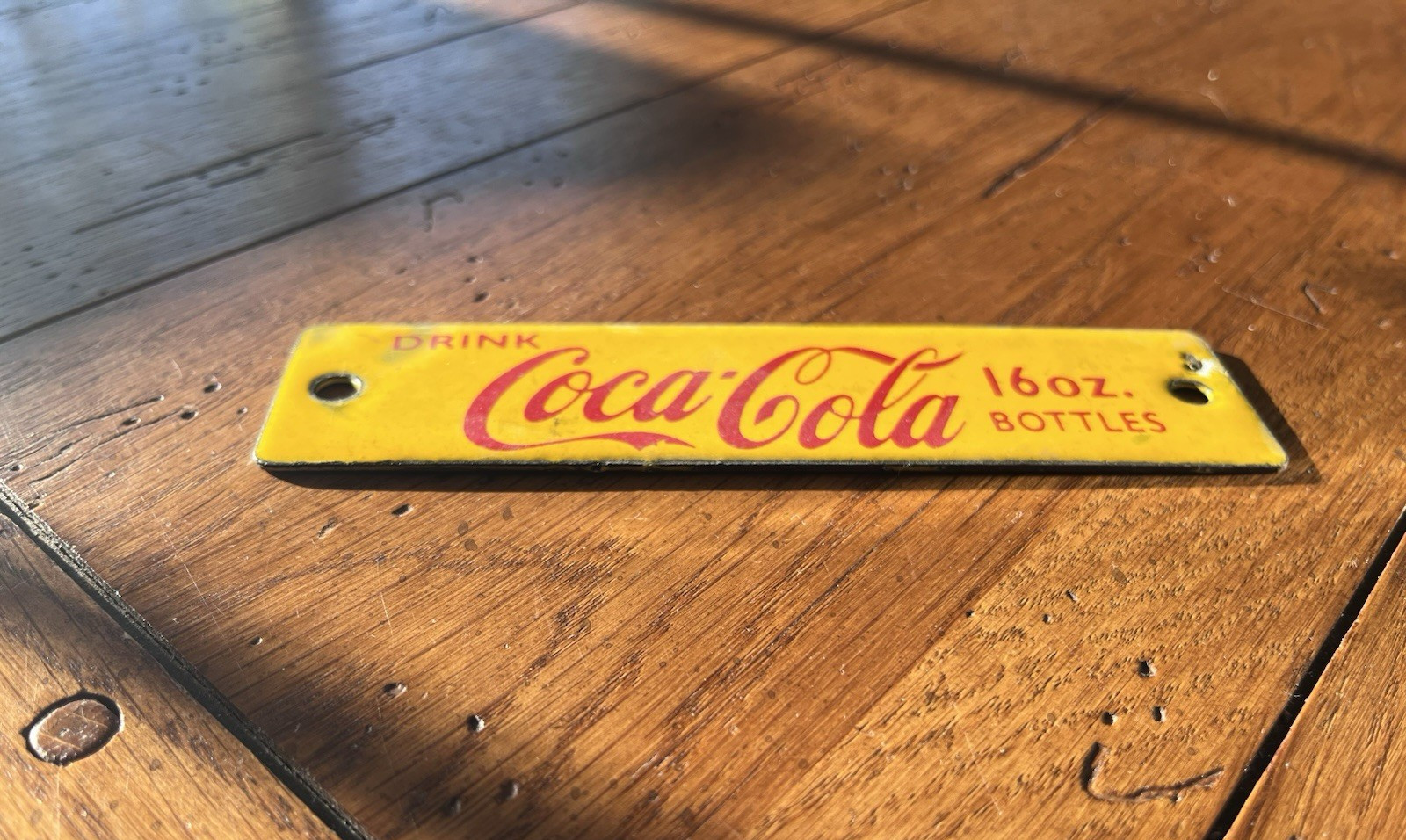 NICE PORCELAIN DRINK COCA-COLA 16 OZ. BOTTLES METAL CRATE TAG