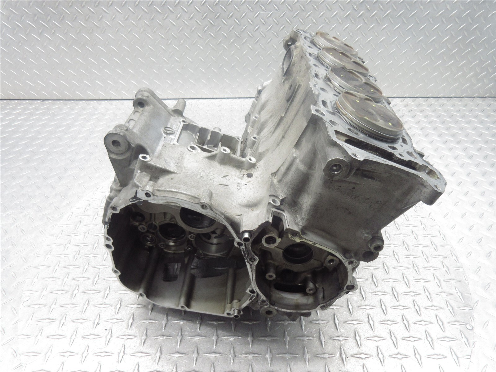 2002 01-02 Suzuki GSXR 1000 GSXR1000 Crankcase Case Engine Motor Block Piston