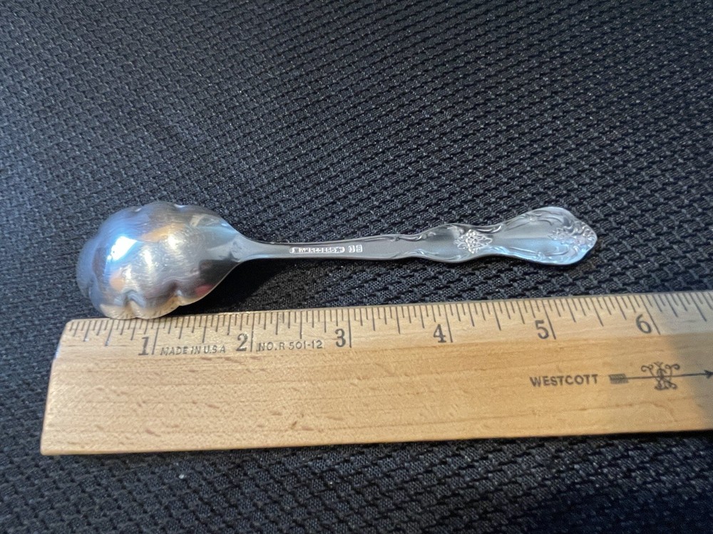 Wm Rogers BEVERLY MANOR Silver Plated Sugar Shell Spoon 5 7/8”
