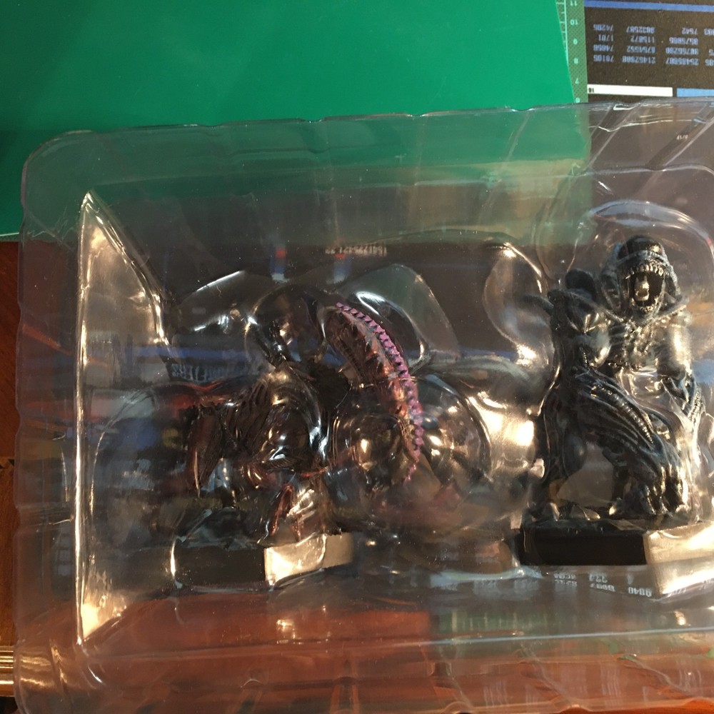 Eaglemoss Aliens "Box Set 4 "Alien vs Predator Video Game Set" opened, displayed