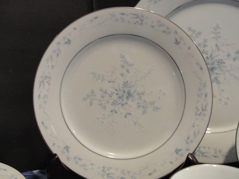 NORITAKE CAROLYN 4- 5 PIECE SETTING 20 PIECES