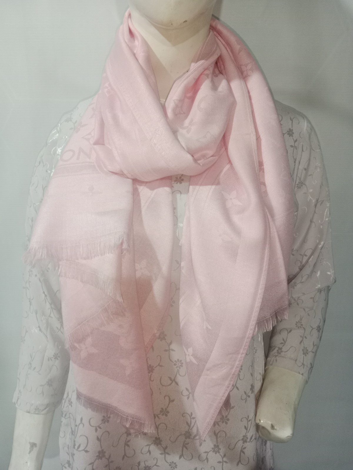 Authentic Louis Vuitton Wrap Stole Shawl 65% Cashmere 35% Silk Light Pink Used