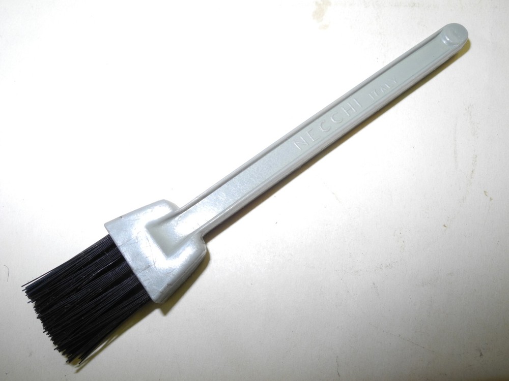 VINTAGE CLASSIC NECCHI SEWING MACHINE ACCESSORY & MAINTENANCE KIT, NICE SHAPE