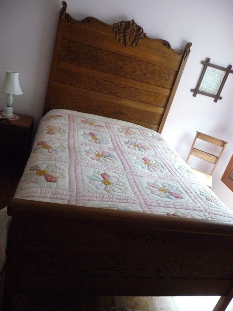 VINTAGE HAND MADE QUILT 96 x 80 DRESDEN PLATE PATTERN