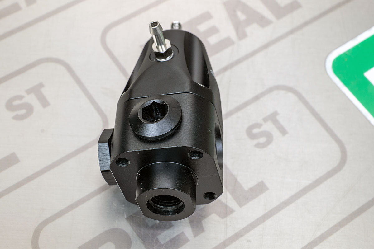 DW DWR1000 Adjustable Fuel Pressure Regulator 30-120 PSI 8AN Quad In / 6AN Black