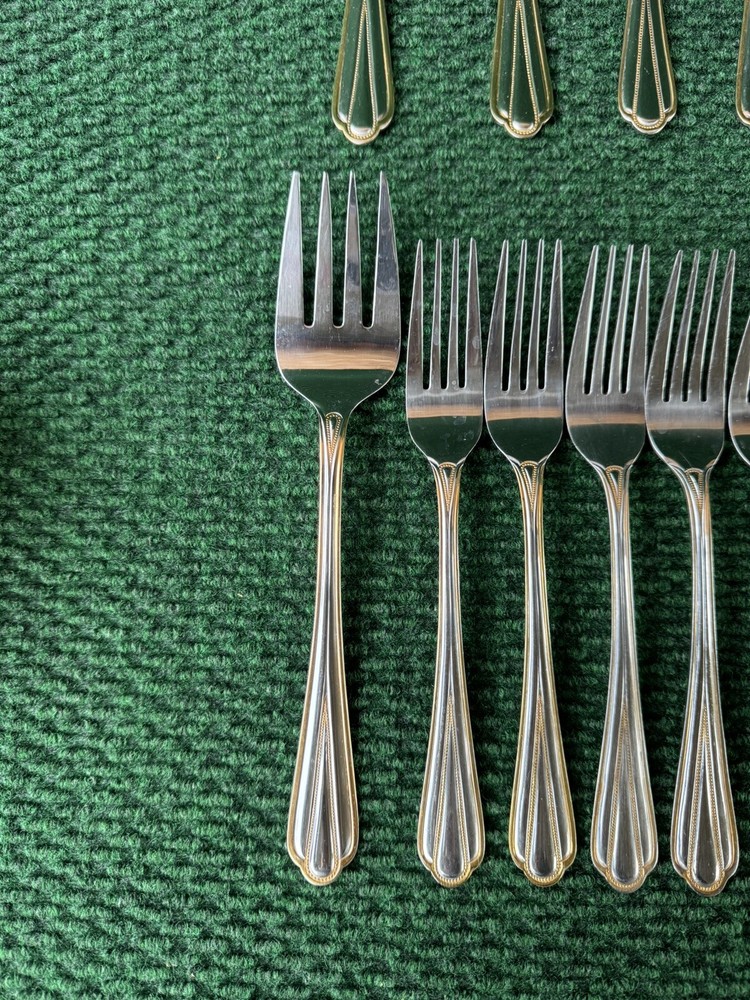 Hampton Silversmiths HSV209 Gold Accent Beaded Flatware 68 Pieces