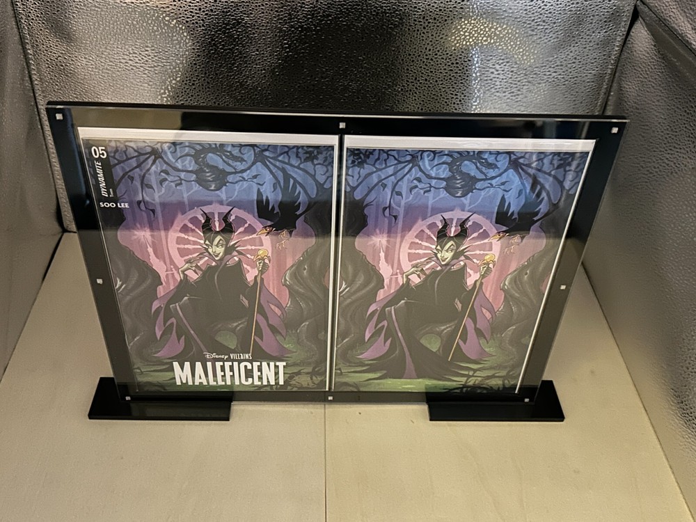 Modern 2 Comic Book Holder Connecting Cover Magnetic Case With Display Base