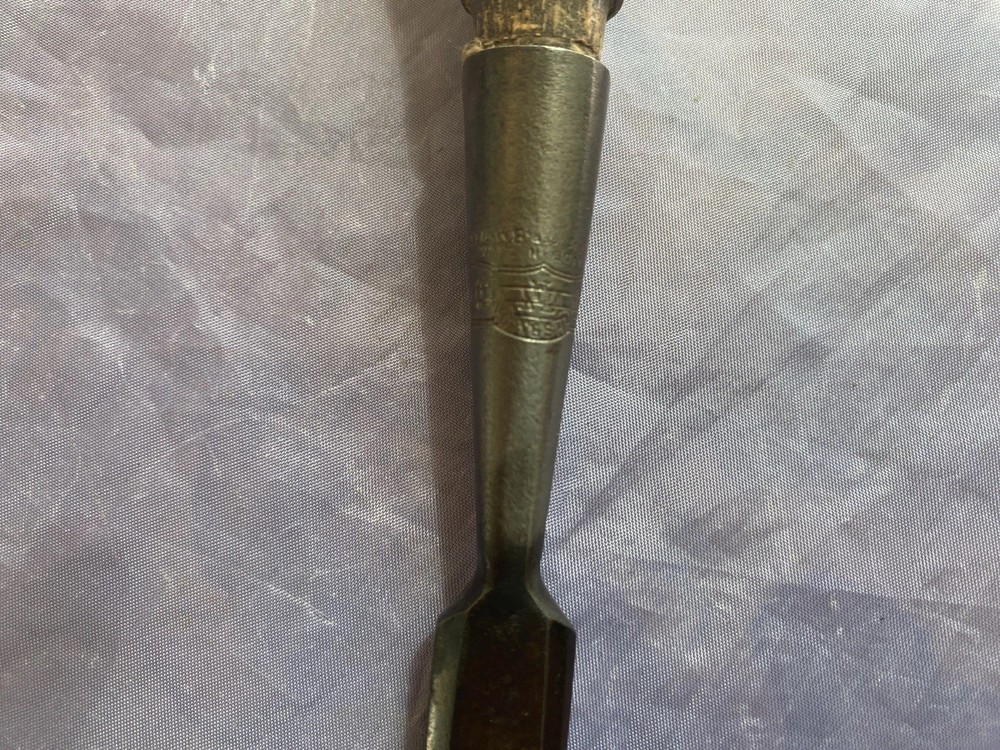 VINTAGE HSB 5/8” WIDE SOCKET CHISEL - VERY GOOD CONDITION AND SHARP