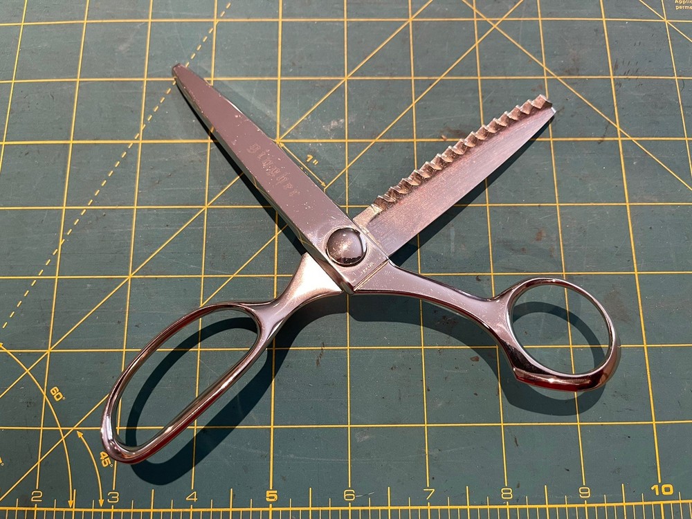 Gingher 7 1/2" Pinking Shears for Sewing and Crafts Zig Zag Cut Pattern