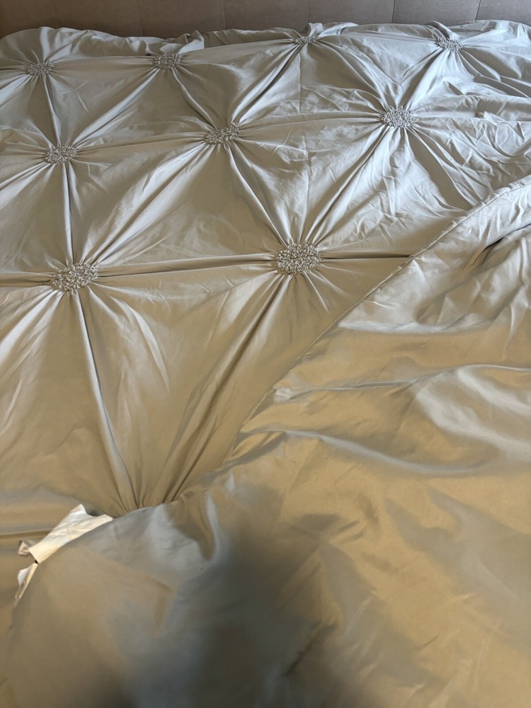 ROOM & RETREAT KING ROUCHED COMFORTER