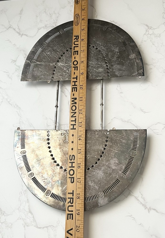 Vintage Meriden Silver Plated Oval Extendable Footed Etched Trivet 9” X 11”