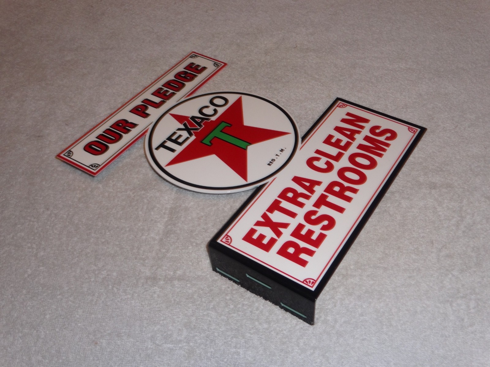 VINTAGE TEXACO OUR PLEDGE CLEAN RESTROOMS 11 3/4" METAL GASOLINE OIL FLANGE SIGN