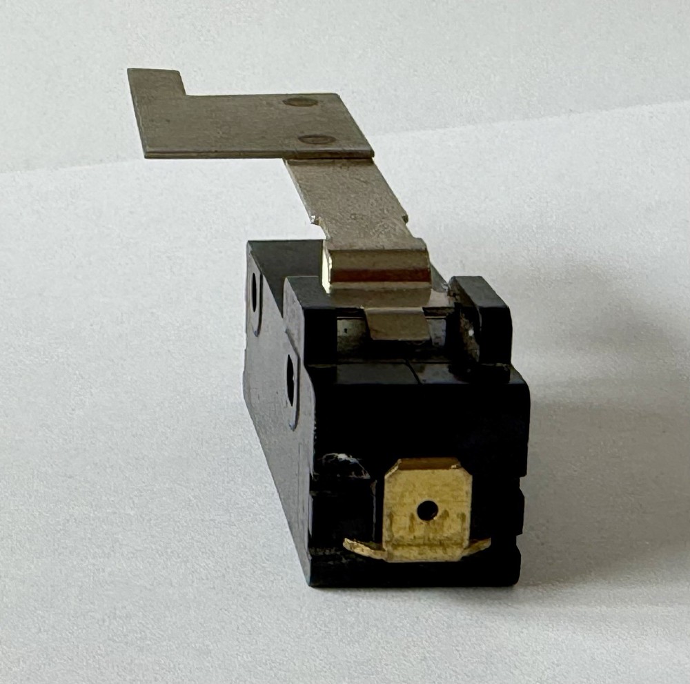 CHERRY E13, 15A SWITCH 125/250 VAC, NO, HINGE LEVER, NOS