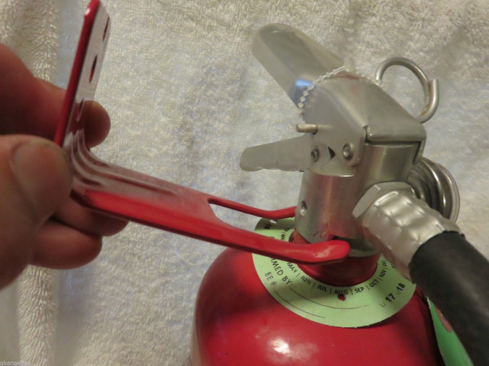 🧯1-FORK STYLE WALL MOUNT 5 lb. SIZE FIRE EXTINGUISHER BRACKET W/TOGGLE BOLT