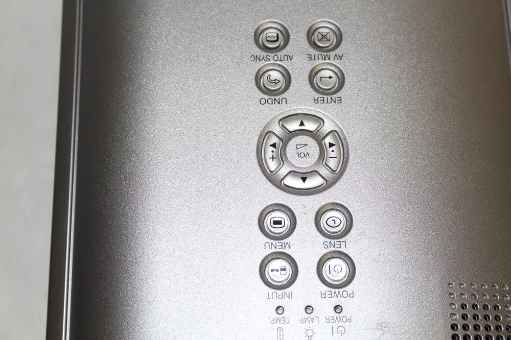 SHARP NOTEVISION M20X DIGITAL VIDEO PROJECTOR WITH REMOTE AND CARING CASE