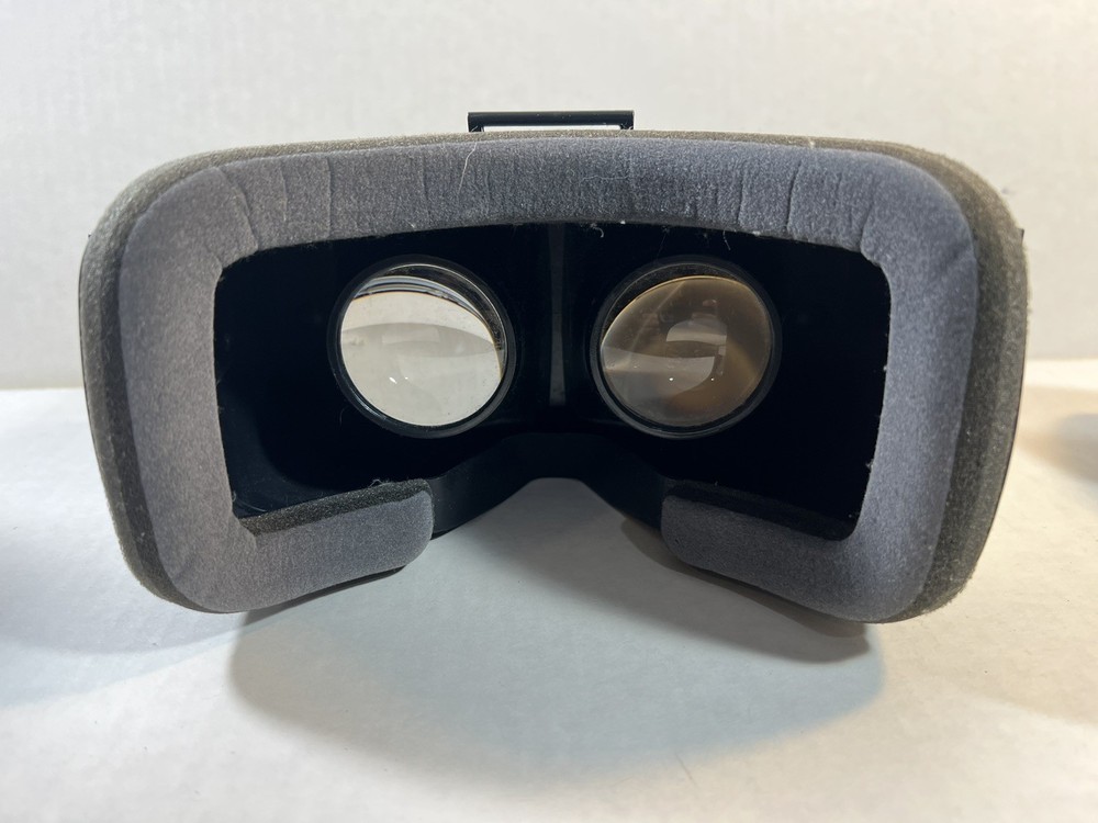 Zeiss VR One Plus virtual reality headset Missing Strap, Perfect Condition