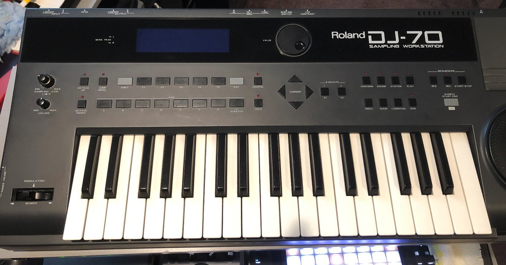 ROLAND DJ-70 SAMPLING WORKSTATION