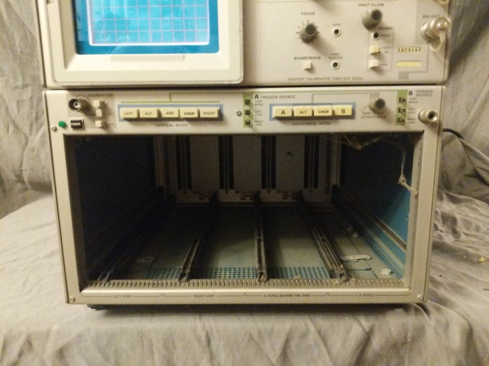 Tektronix 7104 Oscilloscope without plug-ins