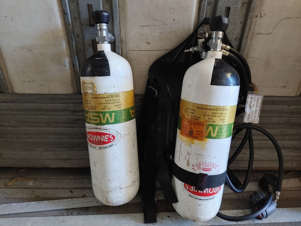 scuba diving oxygen tanks