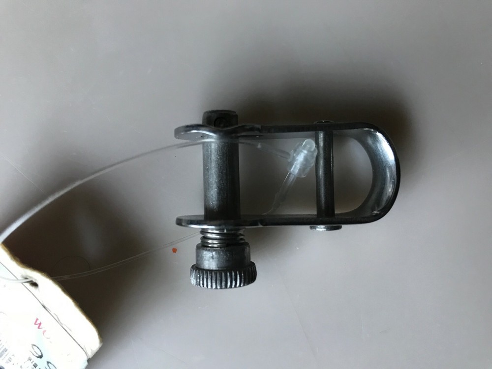 Scahefer Halyard Shakels spring loaded
