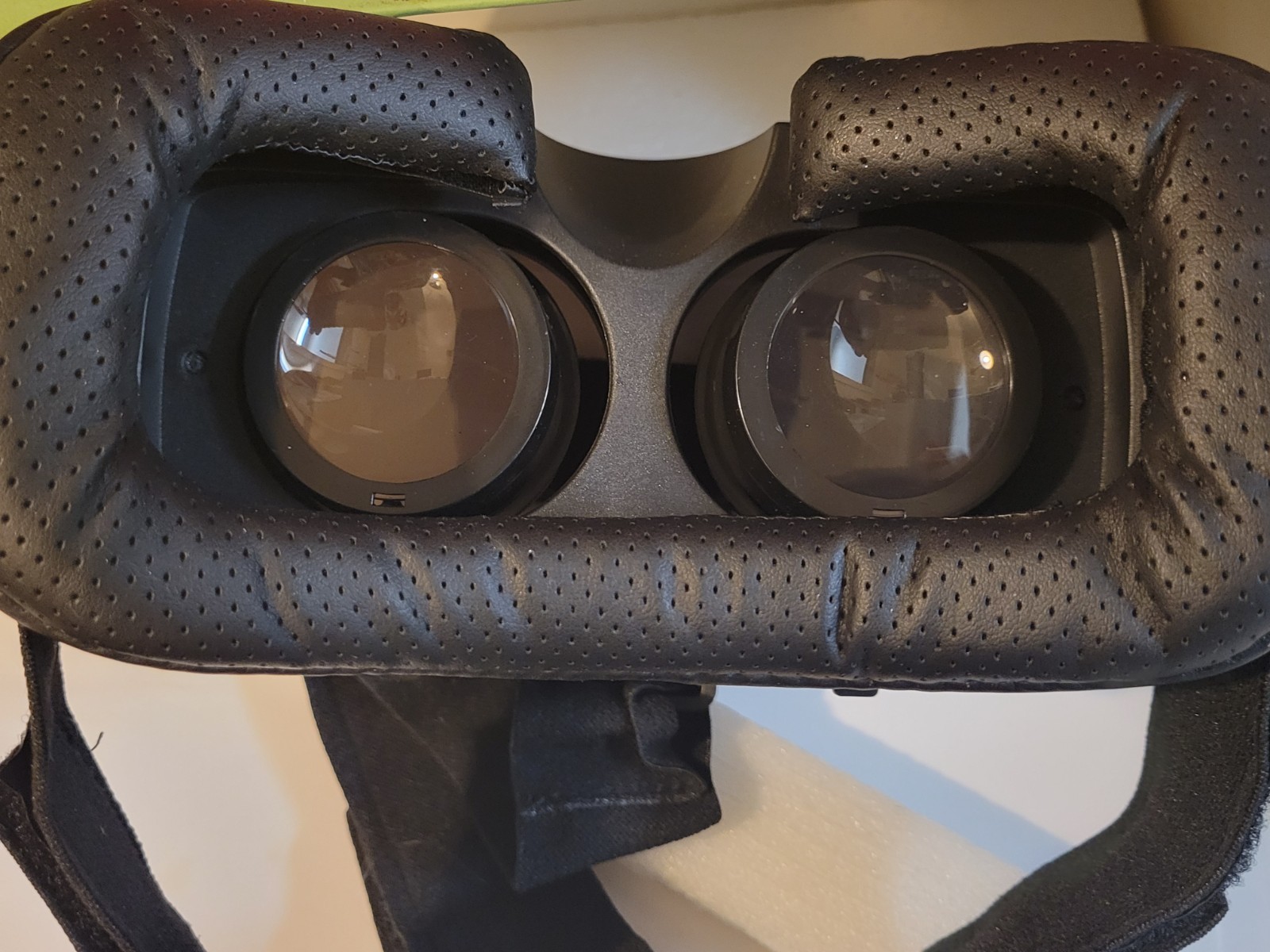 ONN White virtual reality smartphone headset