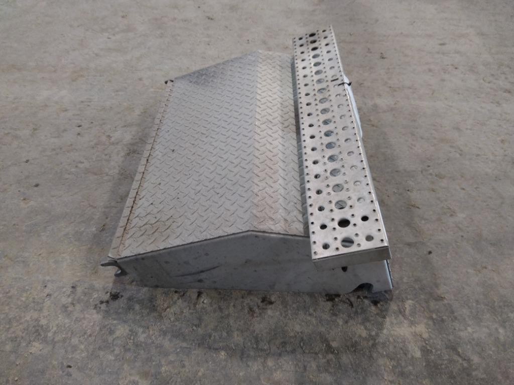 Replaces NA 2011 FREIGHTLINER CASCADIA 125 BATTERY BOX COVER , MN
