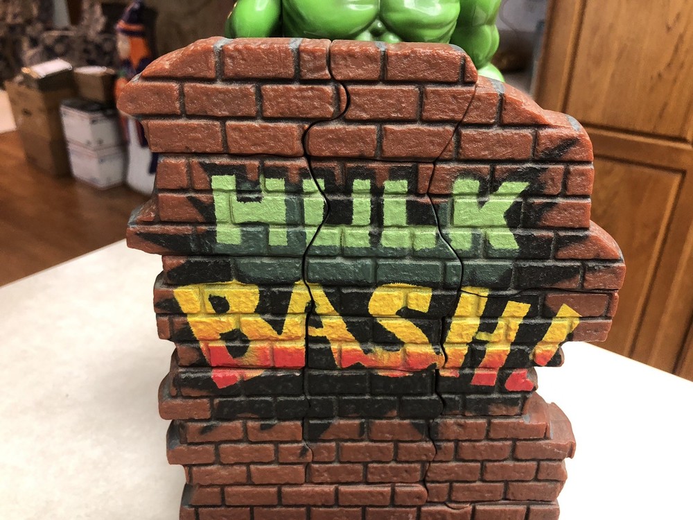 The Incredible Hulk Action Wall Bash With Clock & Bank 2002