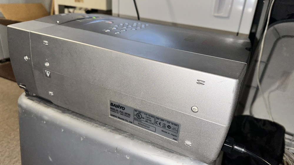 Sanyo PLC-XP30 Large Venue Presentation Projector - PRO xtraX Multimedia -TESTED