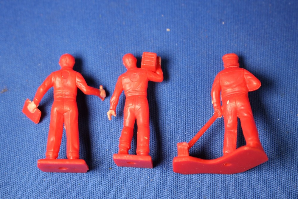 O - S - O-27 Plastic Figures - 5 Warehouse Workers