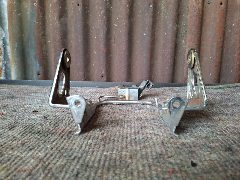 Kawasaki ER5 - Front Headlight Mounting Bracket Frame Holder