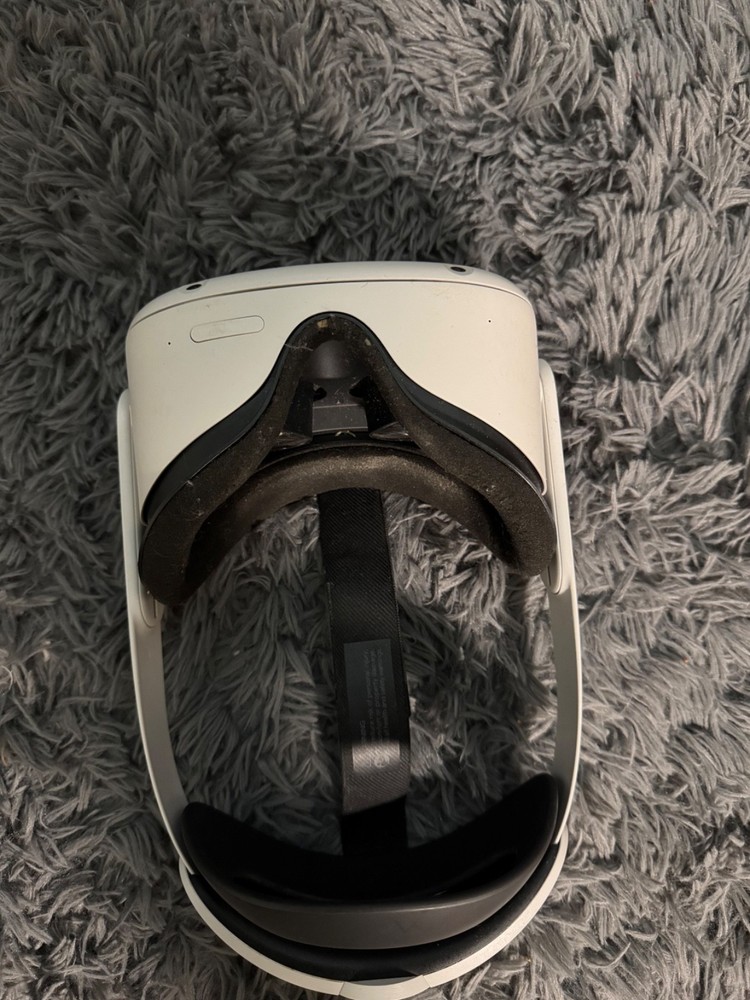 White oculus quest 2 with head strap & the oculus carrying case