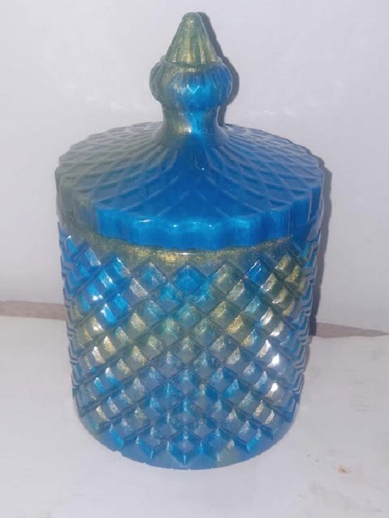 CONTAINER WITH LID POURED FROM RESIN