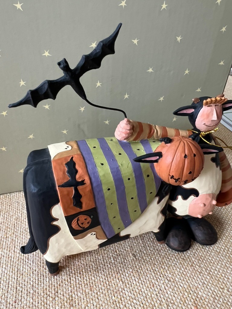 Williraye -ww6155 - COWSTUME PARTY - Halloween Cow with Pumpkin and Bat -New/Box