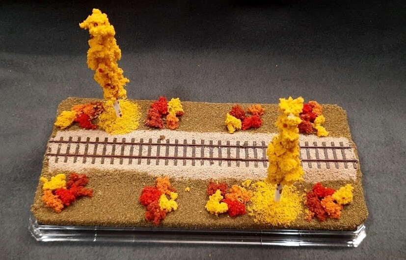 HOn3 SCALE 9" SINGLE TRACK DISPLAY CASE - FALL FOILAGE SCENE- FOR ANY HOn3