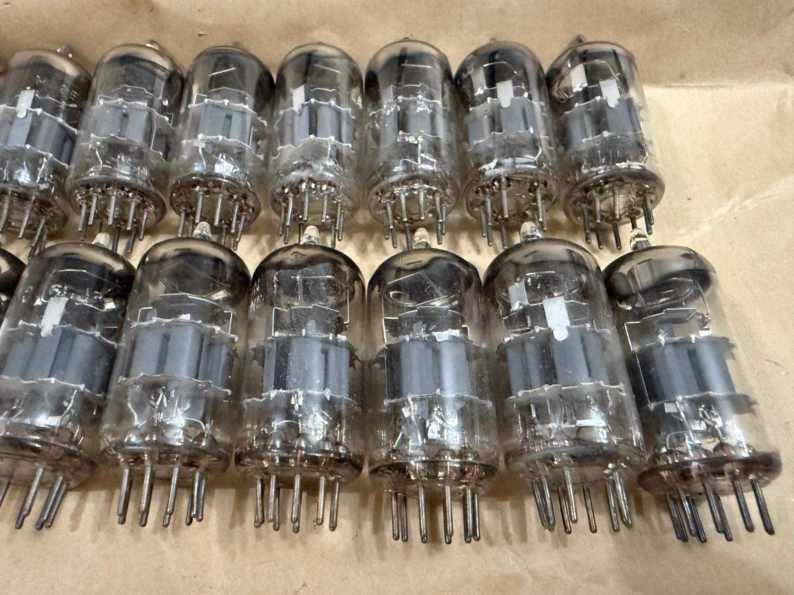 Amperex ECC88/6DJ8/6922 bugle boy D-Getter early version vintage tube