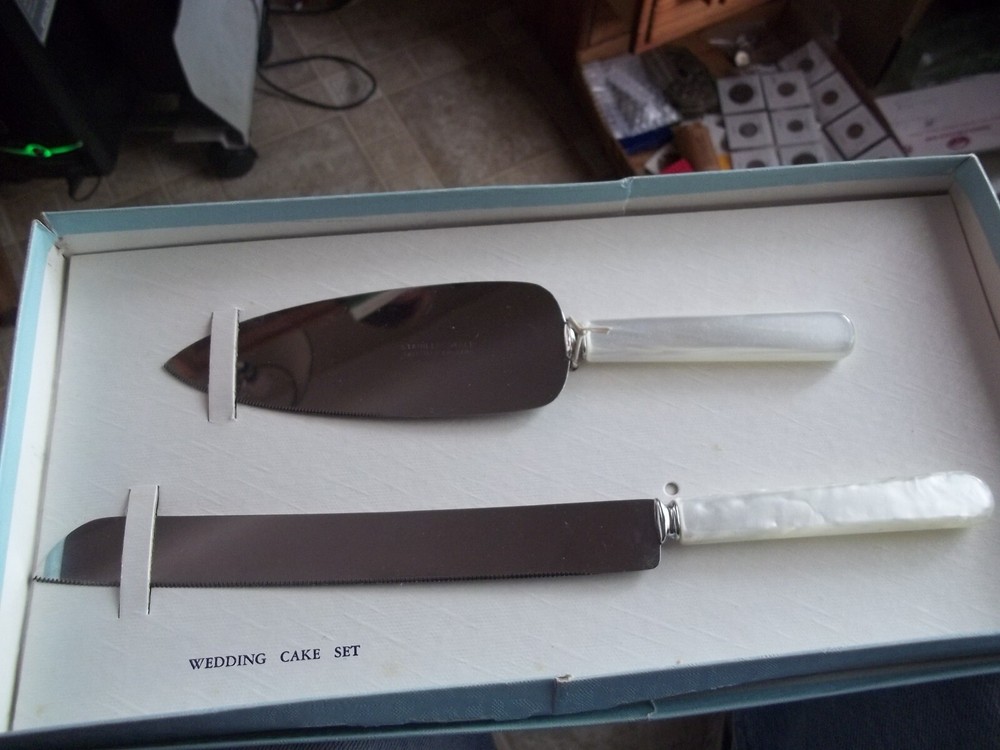 Wedding glasses and cake knife set
