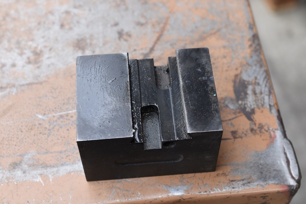 Trivex V shape lathe tool holder