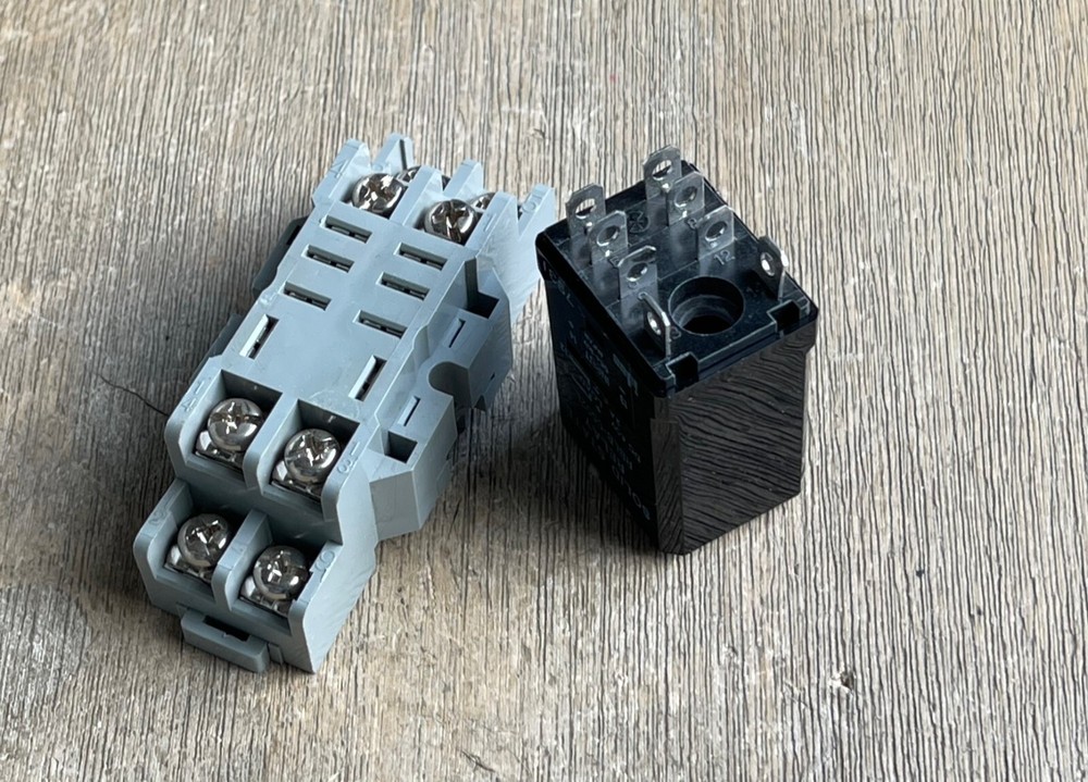 IDEC RBLB-0502L SOLID STATE RELAY 50VDC 8 PIN 2A WITH IDEC SH2B-05 SOCKET BASE