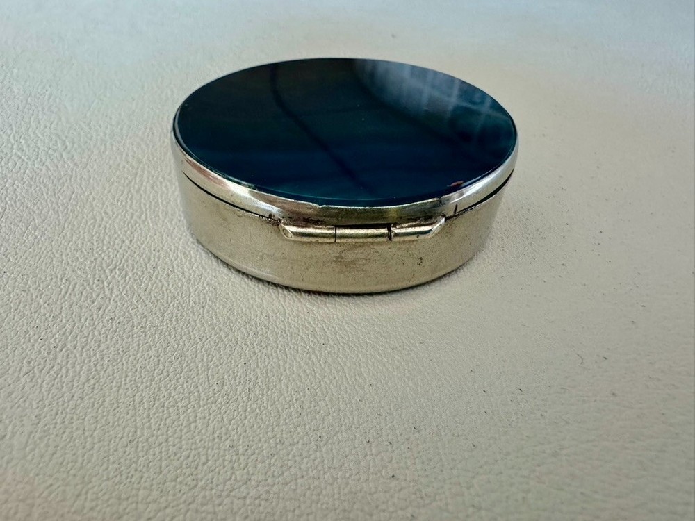 VICTORIAN BLUE BANDED AGATE SNUFF/PILL BOX