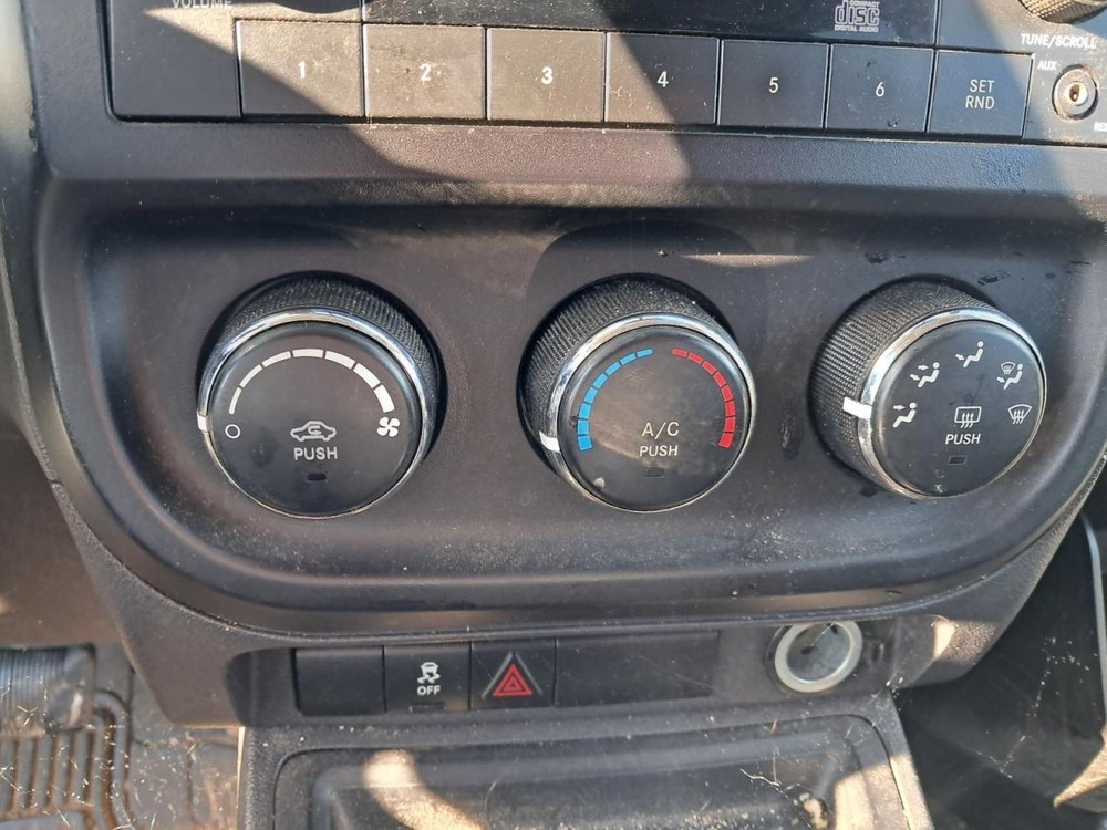 COMPASS 2011 Glove Box 4893478