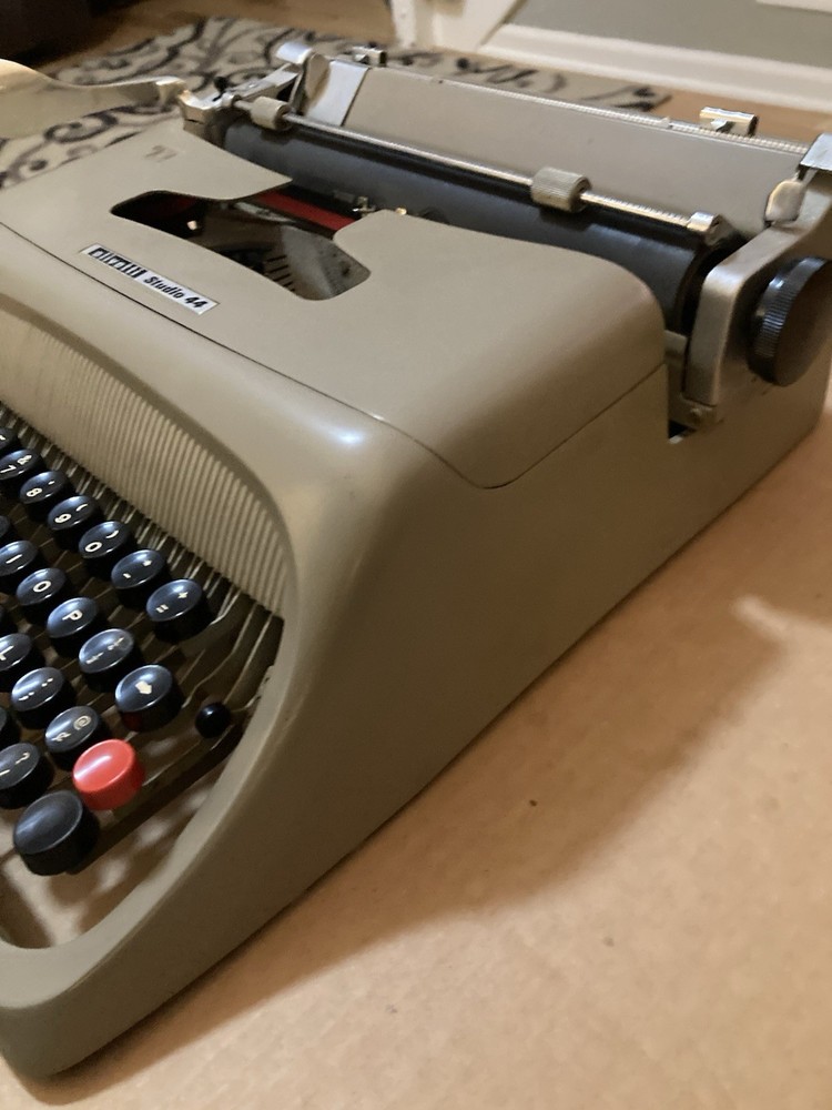 Olivetti Studio 44 Original Typewriter