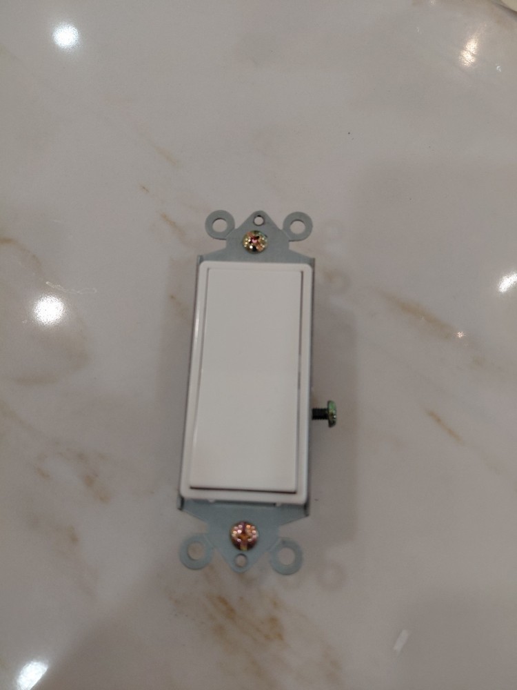 4 On/Off Grounded Switch (White) Mfg. 610751